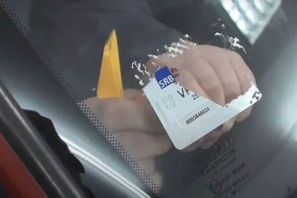 Skidanje registracione nalepnice